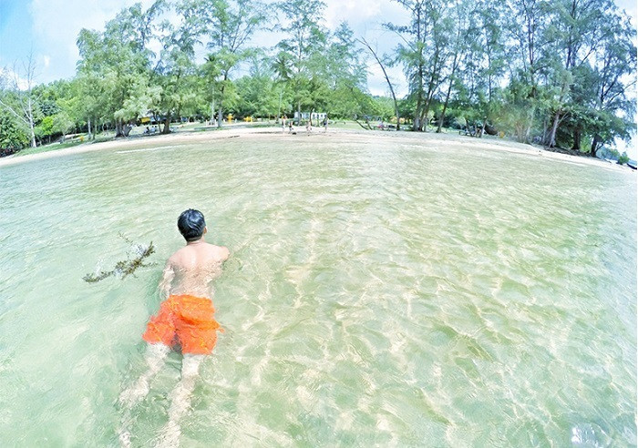 Tắm mát thư giãn tại bãi Bà Kèo.