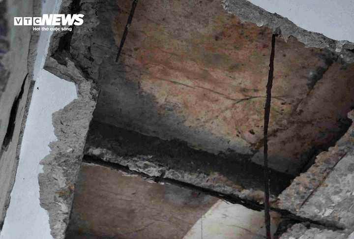 Trước đó, khoảng 6h ngày 9/5, khi gia đình anh V.T.T ở lô chung cư A1 đang sinh hoạt, nấu nướng để chuẩn bị cho các con đi học thì một mảng tường hơn 1m2 rơi xuống làm đổ vỡ nhiều đồ đạc. Trước thực trạng khu chung cư đã xuống cấp, nguy hiểm luôn rình rập, anh T. mong muốn thành phố quan tâm, bố trí nơi ở an toàn cho các hộ dân.