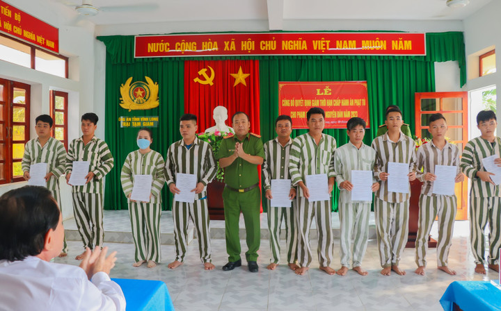 Công an tỉnh Vĩnh Long trao quyết định giảm thời hạn chấp hành án phạt tù cho phạm nhân đợt Tết Nguyên đán Quý Mão 2023. (Ảnh: Công an tỉnh Vĩnh Long)