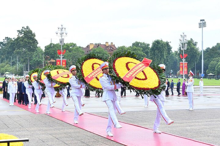 Vòng hoa của đoàn mang dòng chữ "Đời đời nhớ ơn Chủ tịch Hồ Chí Minh vĩ đại".