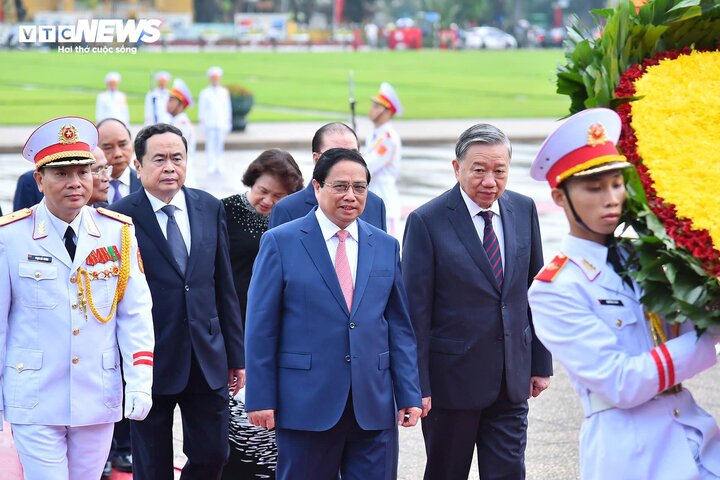 Tổng Bí thư, Chủ tịch nước Tô Lâm, Thủ tướng Phạm Minh Chính, Chủ tịch Quốc hội Trần Thanh Mẫn cùng lãnh đạo, nguyên lãnh đạo Đảng, Nhà nước vào Lăng viếng Chủ tịch Hồ Chí Minh.