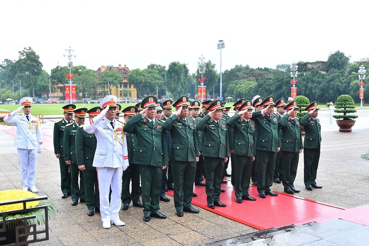 Đoàn đại biểu Quân ủy Trung ương - Bộ Quốc phòng thành kính tưởng nhớ Chủ tịch Hồ Chí Minh.