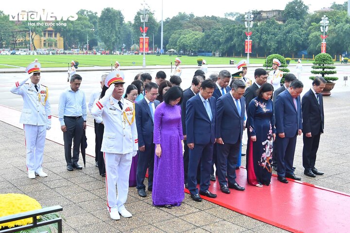 Đoàn đại biểu Thành ủy, HĐND, UBND, Ủy ban Mặt trận Tổ quốc Việt Nam TP Hà Nội thành kính tưởng nhớ Chủ tịch Hồ Chí Minh.