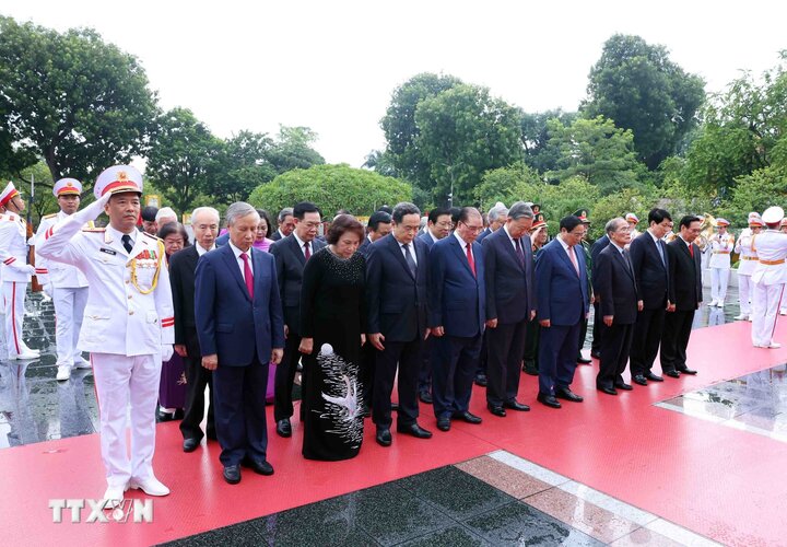 Lãnh đạo Đảng, Nhà nước đặt vòng hoa tưởng niệm các Anh hùng Liệt sỹ tại Ðài tưởng niệm các Anh hùng Liệt sỹ. (Ảnh: TTXVN)