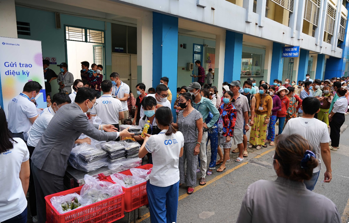 Tổng Giám đốc Shinhan Life Việt Nam cùng đội ngũ nhân viên công ty tận tay trao bữa cơm ấm áp yêu thương tới các gia đình bệnh nhân.