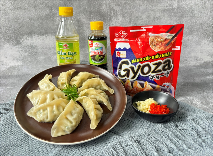 Gyoza đúng chuẩn được thưởng thức cùng nước tương, giấm và dầu ớt.