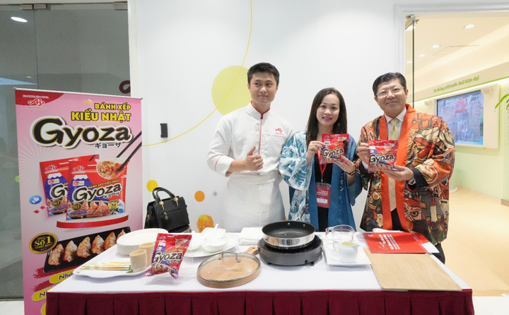 Ông Tsutomu Nara, Tổng Giám đốc Công ty Ajinomoto Việt Nam (bìa phải), cùng trải nghiệm thực hiện món bánh Gyoza.