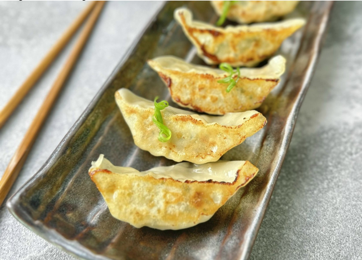 Gyoza thường được người Nhật chế biến theo cách áp chảo giòn một mặt và hấp chín phần vỏ còn lại.
