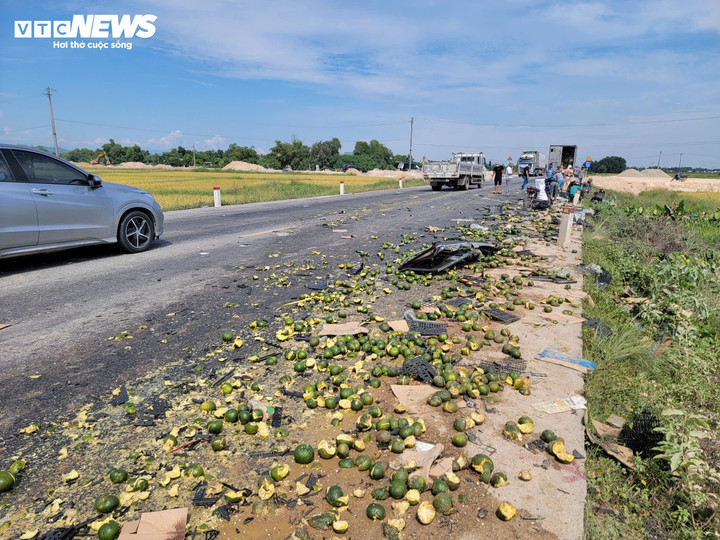 Ô tô tải va chạm xe ben, hàng tấn cam vương vãi trên Quốc lộ qua Hà Tĩnh - 1