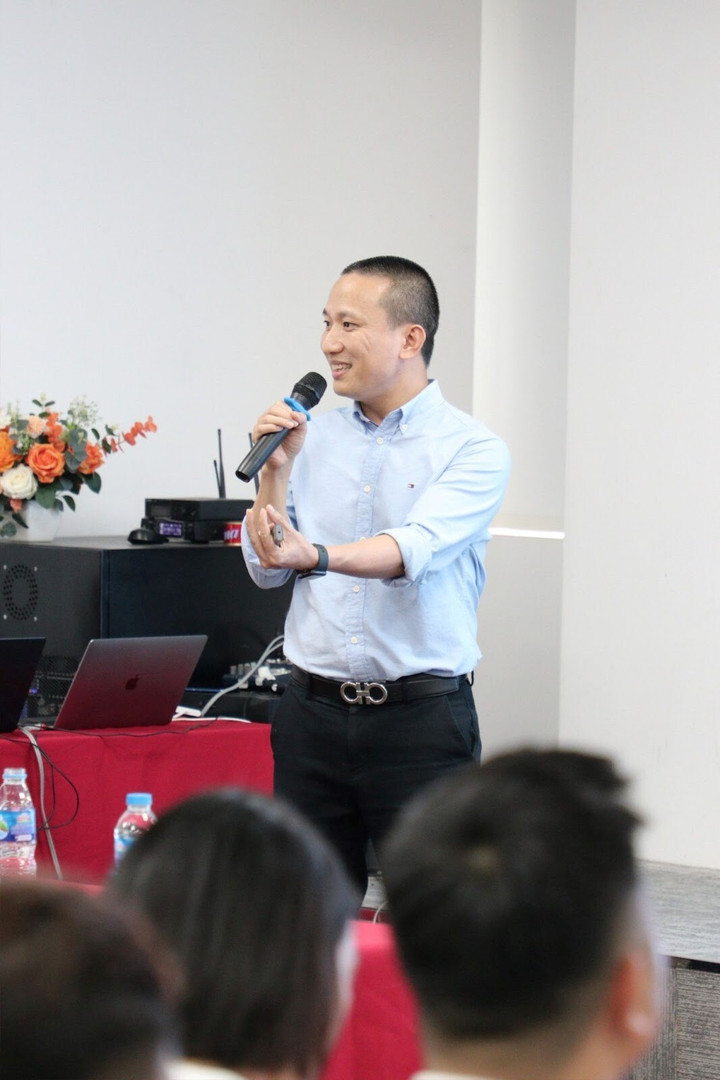 Ông Tạ Mạnh Hoàng, Nhà sáng lập - CEO Sconnect trong một buổi chia sẻ kinh nghiệm vận hành của một doanh nghiệp sáng tạo.