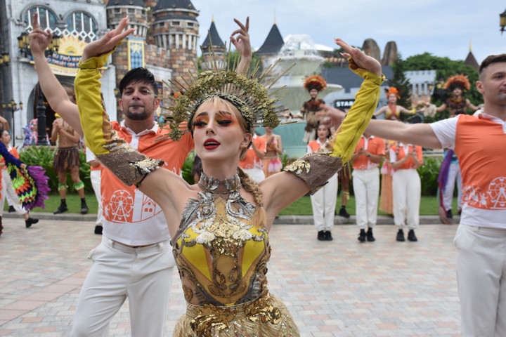 Tại đây, có nhiều trò chơi và chương trình hấp hẫn.