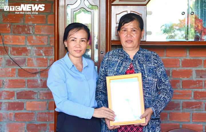 Lãnh đạo xã Tân Thủy trao giấy chứng nhận nhà tình nghĩa cho gia đình ông Đặng Văn Hiếu.