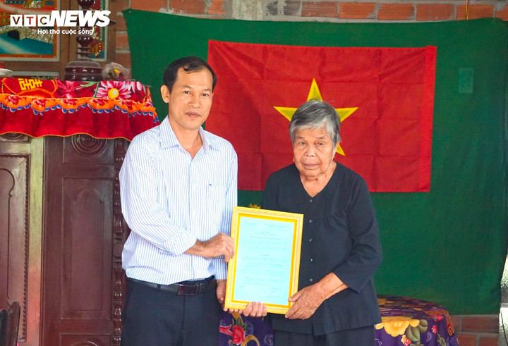 Lãnh đạo xã Bảo Thạnh trao giấy chứng nhận nhà tình nghĩa cho gia đình bà Huỳnh Thị Sàng.