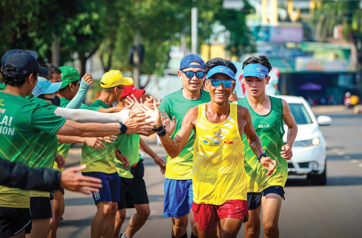 Nguyễn Văn Long cùng các nhóm chạy đồng hành qua từng địa phương.