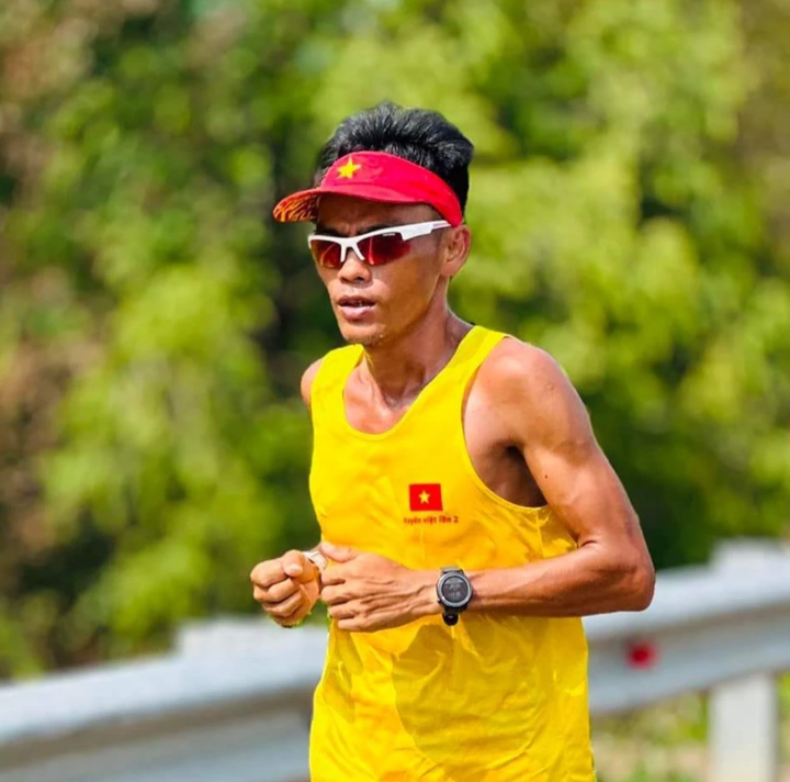 Nguyễn Văn Long rèn ý chí bằng cách nhịn uống nước.