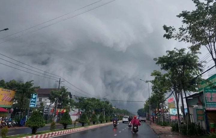 Ở những góc nhìn khác, đám mây như những đợt sóng thần tuôn trào. (Ảnh: B.L)