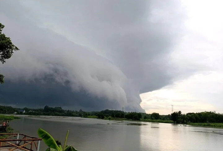 Đám mây rất lớn và bao trùm cả một vùng rộng. (Ảnh: B.L)