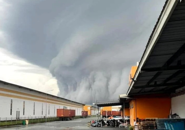 Đám mây như những chiếc cột khói khổng lồ. (Ảnh: B.L)