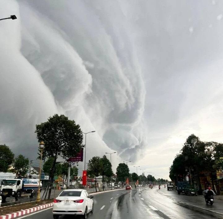 Đám mây như cột khói bốc cao trên bầu trời. (Ảnh: B.L)