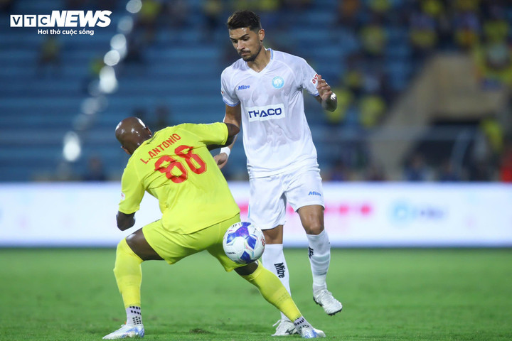 Hendrio sở hữu cơ hội tốt nhất từ đầu trận nhưng chưa có thêm dấu ấn nào. (Ảnh: Kim Chi)