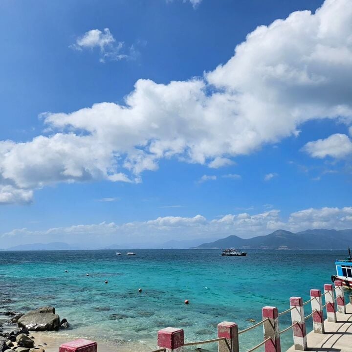Biển hòn Mun xanh trong.