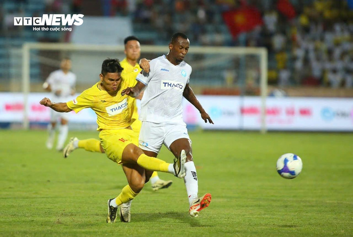 Cả 2 đội đều chơi quyết liệt và chặt chẽ. (Ảnh: Thế Sơn)