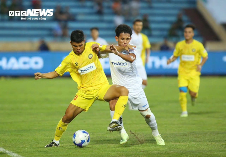 Nam Định và Thanh Hóa ở thế giằng co. (Ảnh: Thế Sơn)