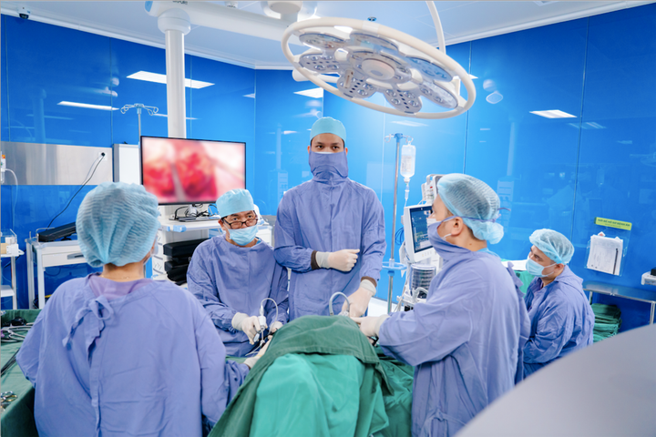 Ekip bác sĩ BVĐK Hồng Ngọc thực hiện phẫu thuật nội soi cắt đoạn đại tràng, nạo vét hạch cho bệnh nhân D. (Ảnh: BVĐK Hồng Ngọc)