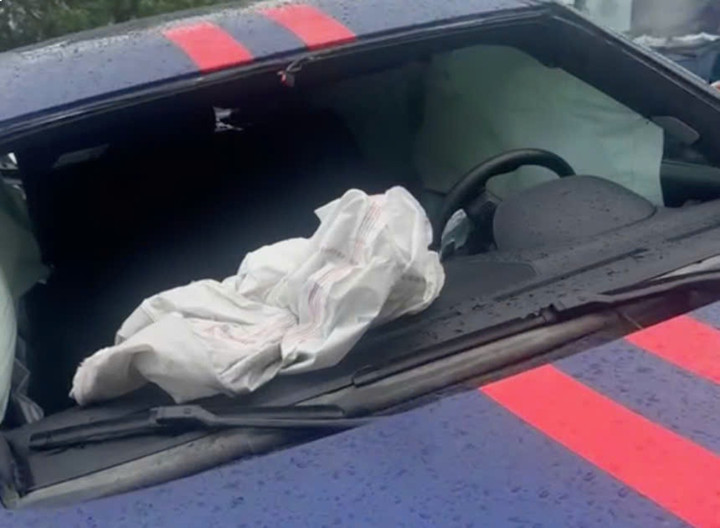 Túi khí bung ra kịp thời nên 2 người trong xe may mắn thoát nạn.