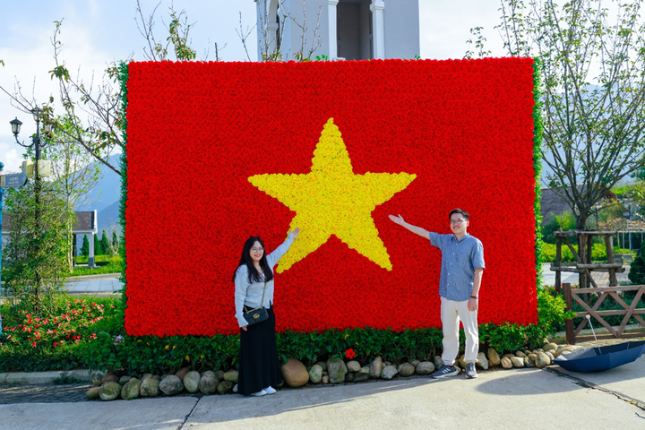 Điểm nhấn của khu du lịch là lá cờ Tổ Quốc cao gần 4m, được làm từ khoảng 10.000 đóa hồng, thu hút nhiều du khách đến chụp ảnh và check-in.
