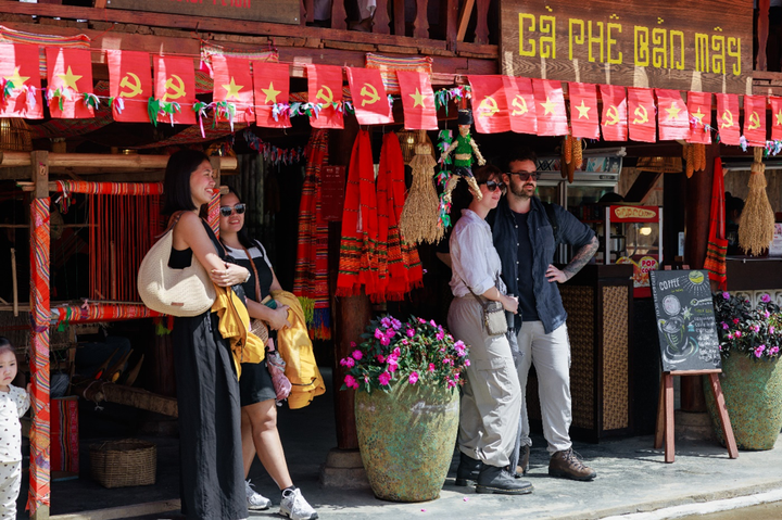 Du khách cả trong nước và quốc tế tỏ ra thích thú khi được chứng kiến lễ hội mùa vàng