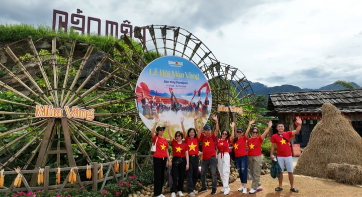 Đoàn khách mặc áo cờ đỏ sao vàng check-in tại bản Mây