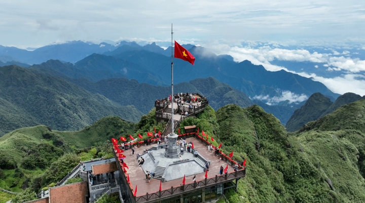 Du khách đổ về Fansipan, Sa Pa ngay ngày đầu nghỉ lễ - 6