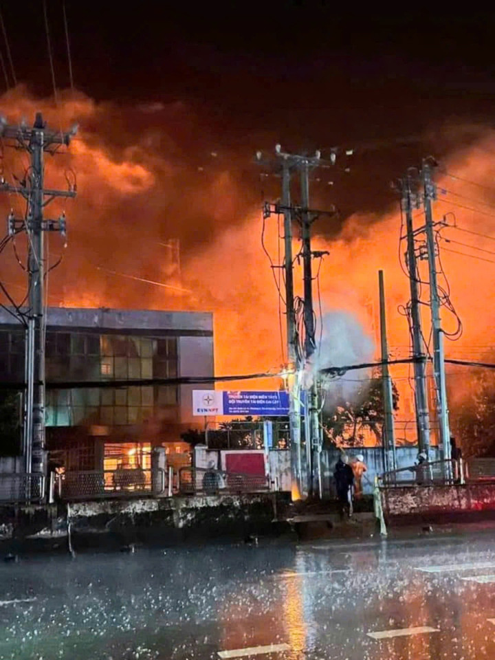 EVNSPC khẩn trương cấp điện trở lại sau vụ cháy trạm biến áp 220kV Cai Lậy - 1