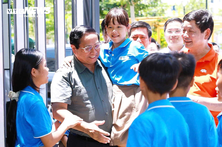 Thủ tướng Phạm Minh Chính thăm, động viên học sinh Trường Hy vọng tại Đà Nẵng.