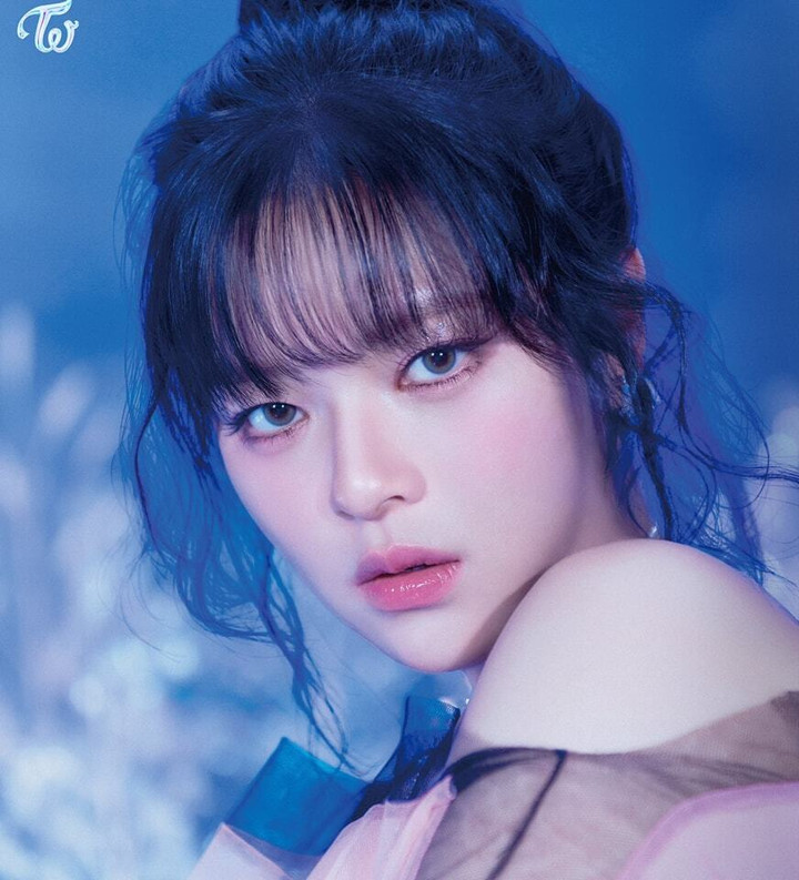 Thành viên TWICE Jeongyeon làm nhân viên pha chế trong thời gian ngưng hoạt động.