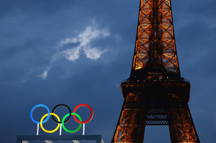 Tháp Eiffel và biểu tượng Olympic ở Paris, Pháp, ngày 1/8/2024. (Ảnh: Reuters)