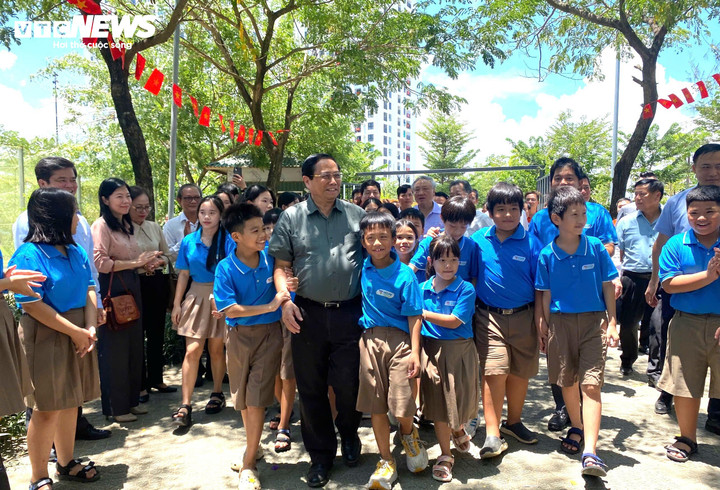 Học sinh trường Hy vọng vui mừng đón Thủ tướng tới thăm.