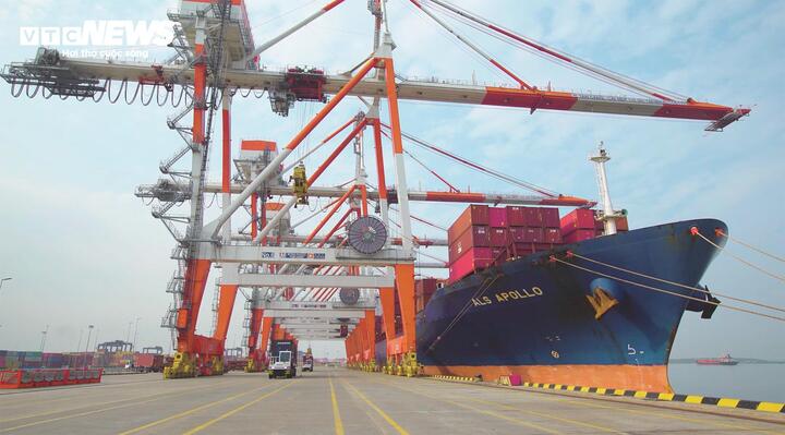 Tàu cập cảng Cái Mép - Thị Vải.