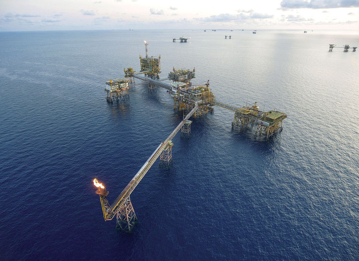 Giàn khoan khai thác dầu tại mỏ Bạch Hổ.