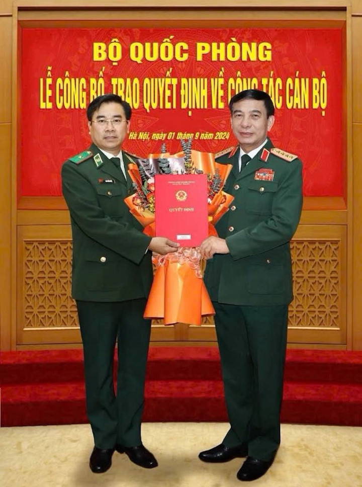 Đại tướng Phan Văn Giang, Ủy viên Bộ Chính trị, Bộ trưởng Quốc phòng, trao quyết định cho Thiếu tướng Võ Tiến Nghị.