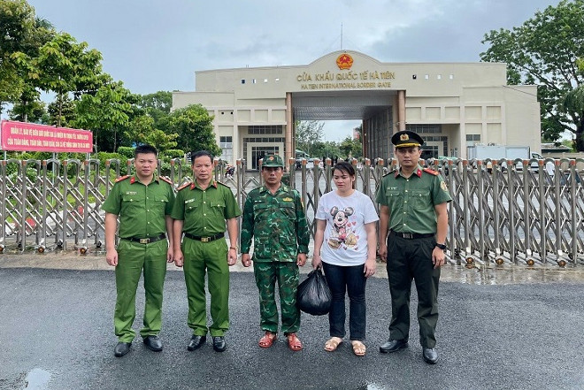 Cán bộ Đồn biên phòng Hà Tiên và Công an tỉnh Kiên Giang bàn giao Lý Thị Lan cho Công an tỉnh Lạng Sơn. (Ảnh: Công an Lạng Sơn)