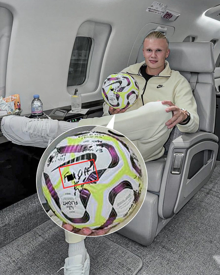 Một cầu thủ Man City viết "Biến đi" lên trái bóng của Haaland.