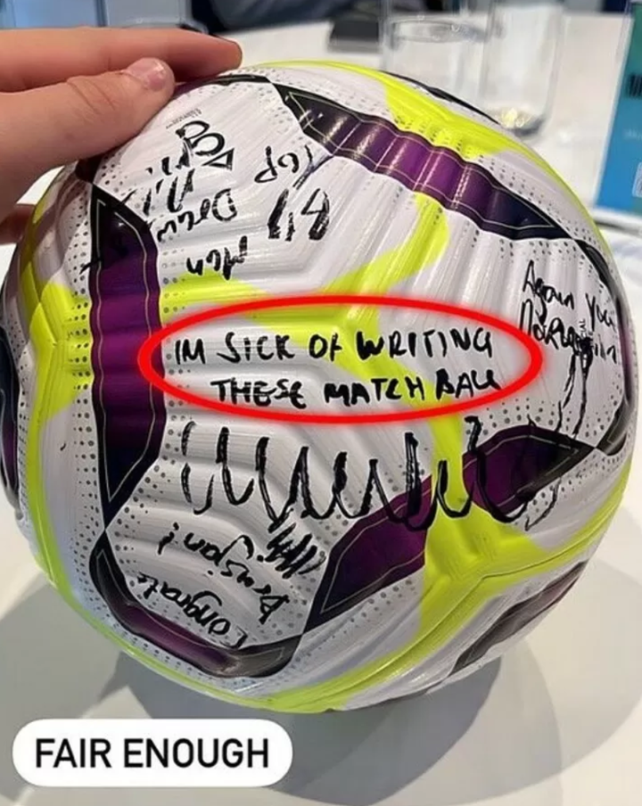 Một đồng đội khác viết: "Tôi chán ngấy việc phải ký lên những quả bóng của anh rồi".