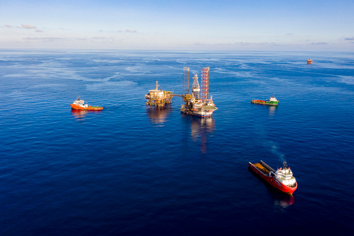 Đưa giàn tự nâng vào điểm khoan.