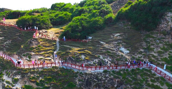 Không chỉ bãi biển trung tâm thành phố Quy Nhơn, khu vực Eo Gió (xã Nhơn Lý) cũng rất đông du khách đến tham quan.