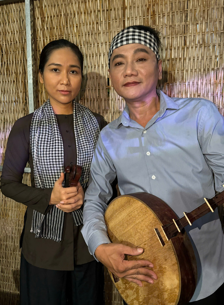 Như Huỳnh biểu diễn cùng NSND Tấn Giao.