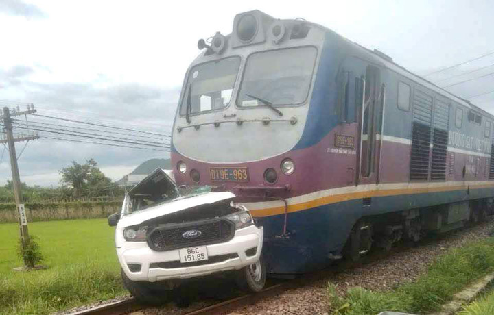 Ô tô bị tàu tông đẩy hơn 200m.