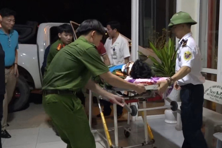 Thiếu tá Dương được đưa đi cấp cứu trong tình trạng đa chấn thương.