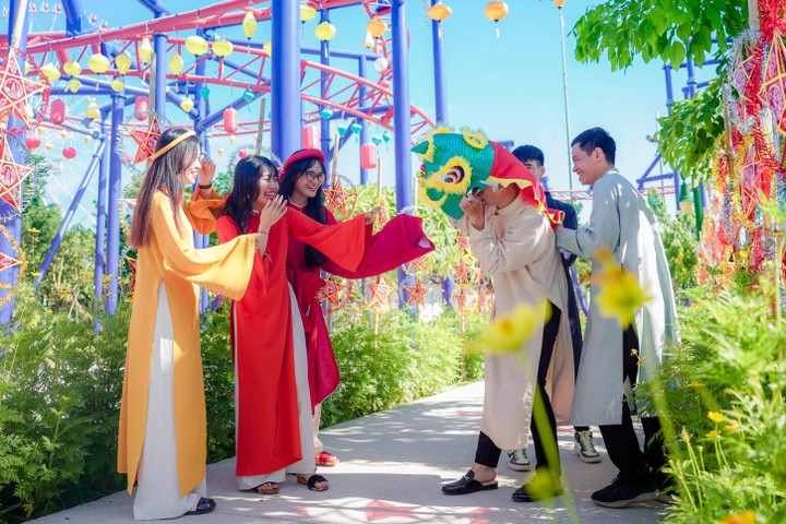 Đón trung thu sớm, 'check-in' phố lồng đèn ở Da Nang Downtown dịp Tết Độc lập - 1